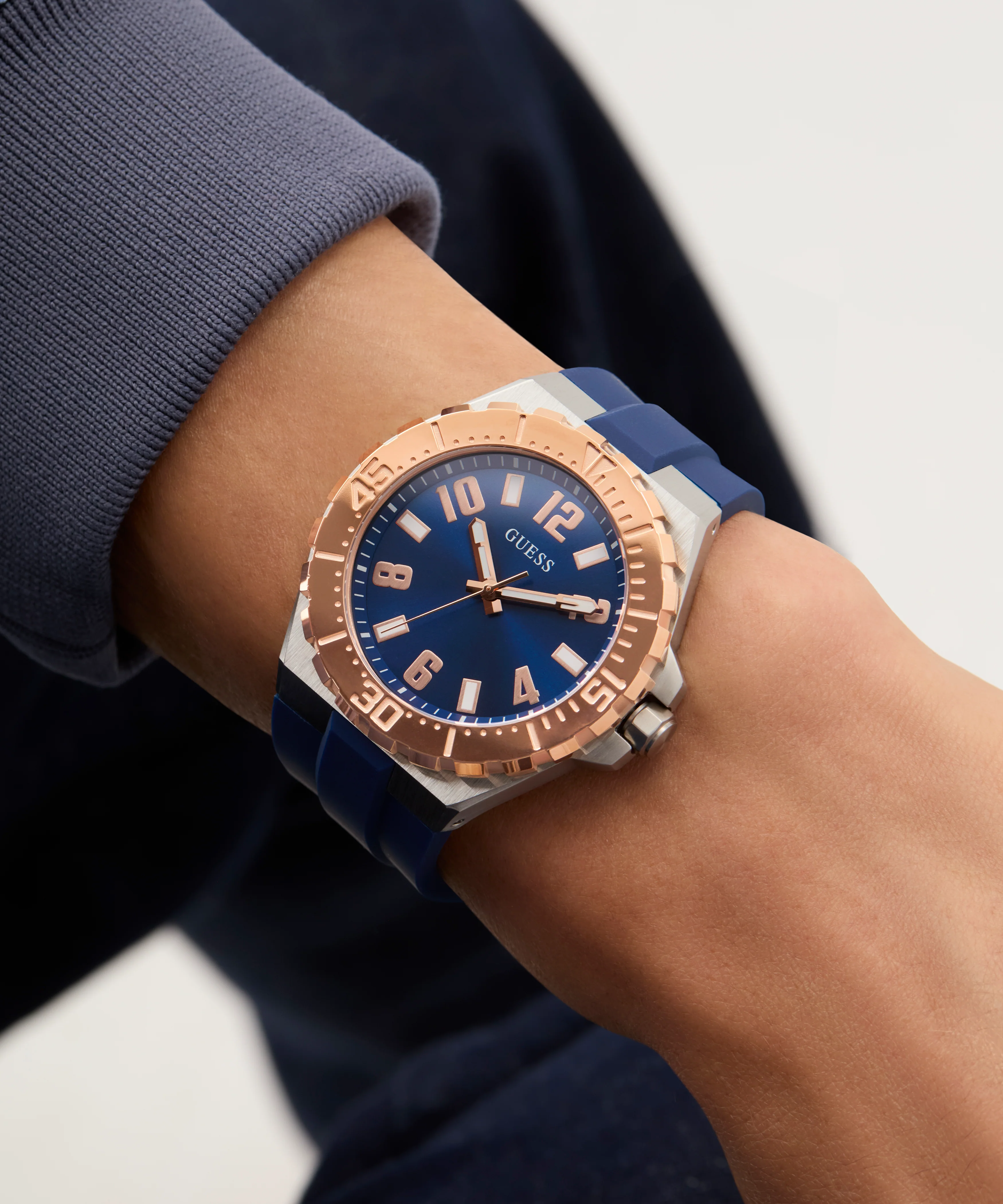 GUESS Mens Blue 2-Tone Analog Watch - Image 5