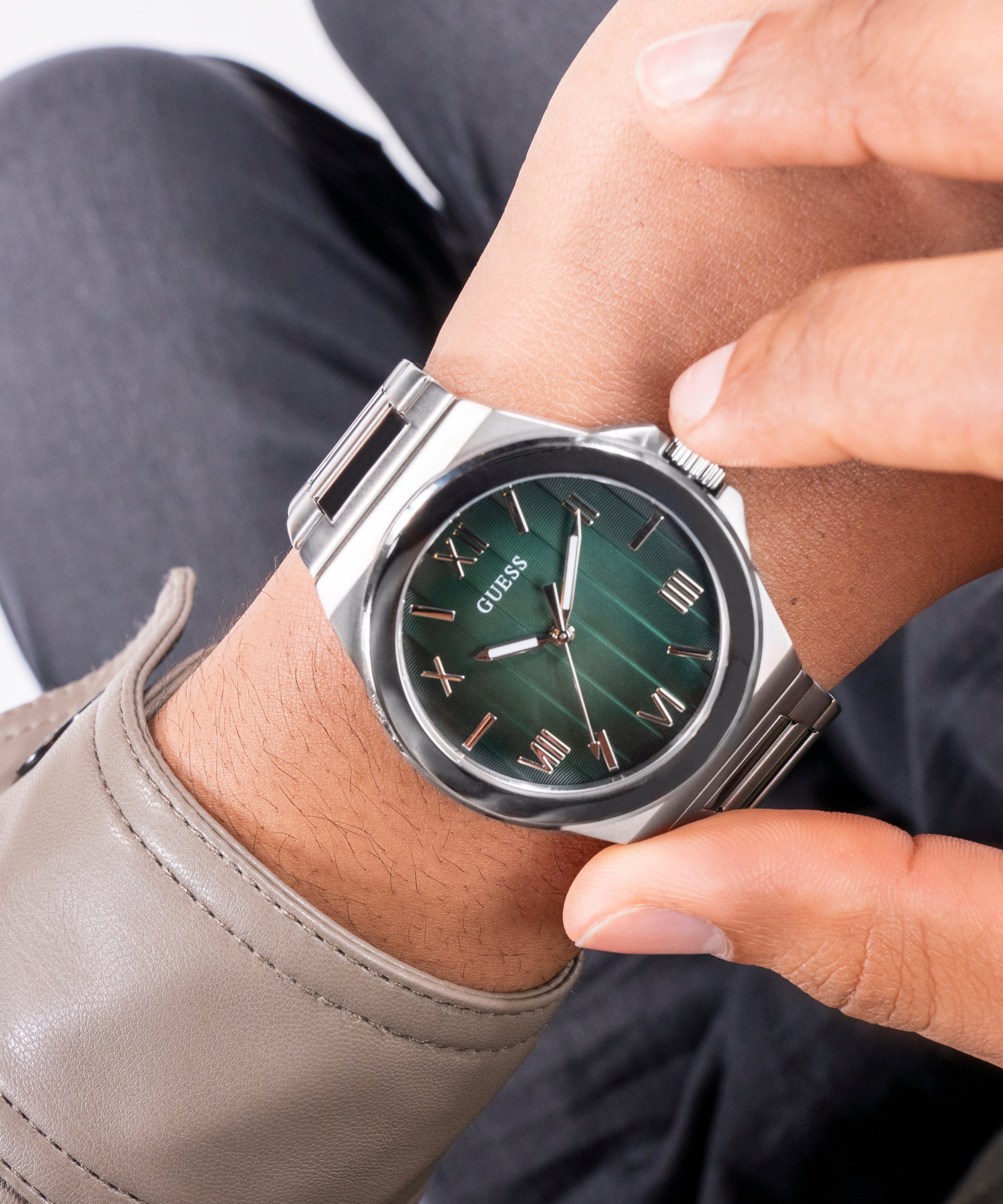 GUESS Mens Silver Tone Analog Watch - Image 2