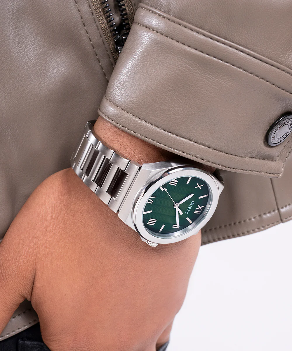 GUESS Mens Silver Tone Analog Watch - Image 4
